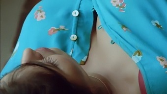 आकर्षक गृहिणी अपने प्रेमी को भावुक मुठभेड़ के लिए लुभाने के लिए अपनी पर्याप्त छाती का उपयोग करती है।