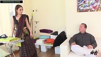 Kızın Sari Ortaya Çıkarıyor Ve Amını Okşuyor