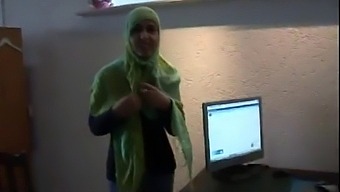 Jamila, En Marockansk Kvinna, Experimenterar Med Lesbisk Intimitet Med En Holländsk Tjej I En Offentlig Miljö
