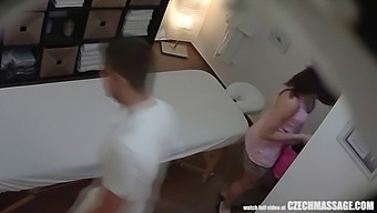 คู่ผัวเมียสมัครเล่น เจอแซ่บบนโต๊ะนวด