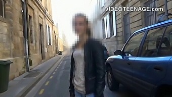Młode I Introwertyczne Nastolatki Przesłuchują Się Do Kamery