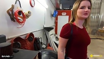 Механик Получает Деньги В Обратной Наезднице От Грудастой Придорожной Клиентки.