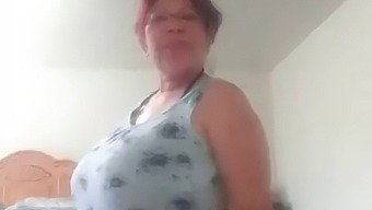 Busty Babe Hengiver Sig Til Solo Nydelse