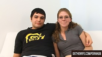 ¡la Esposa Rubia Recibe Placer Oral Mientras Su Cornudo Mira!