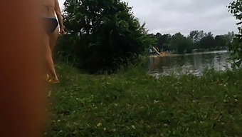 Brunhårig Milf Kimiko Hänger Sig Åt Het Camping Sexband