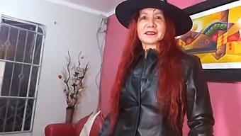 Deusa Milf Deslumbrante Se Transforma Em Uma Bruxa Sedutora De Halloween