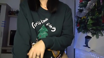 Stepsister Anna'S Christmas Present: A Steamy Oral Sex And Creampie