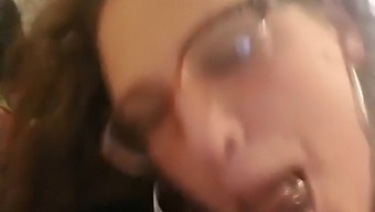 Shay Geeft Oraal Plezier Aan Een Grote Zwarte Lul (Comshot)