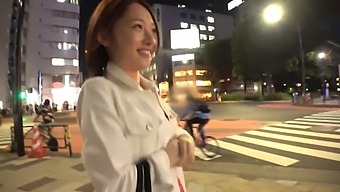 Maak Kennis Met Mai-Chan, Een 22-Jarige Met Een Onverzadigbare Seksuele Lust. Ze Is Niet Bang Om Wild Te Worden Met Haar Orale En Diepe Penetratievaardigheden!