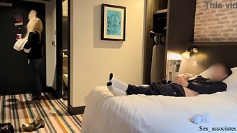 Hotelpigen Overrasket Over Offentlig Onani På Hotelværelset
