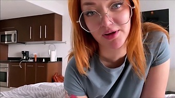 Kijk Hoe Een Babe Spuit En Klaarkomt Op Een Lul In Een Verbluffende High Definition Video