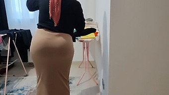 חושקת בפלחי התחת הגדולים של אמי החורגת, אני משתוקקת לסקס איתם
