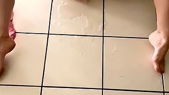 Sexy Tienermeisje Wordt Nat En Wild In Haar Woonkamer