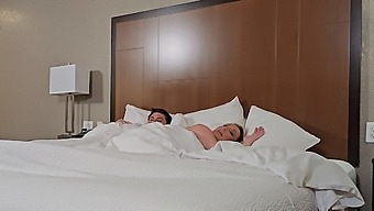 Stedmor Og Stedsøn Forkæler Sig Med Et Intimt Møde På Et Luksuriøst Hotel.