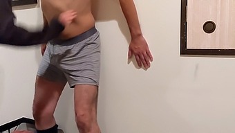 Vrouw S Plaagt En Neukt M'S Penis Speels Terwijl Ze Een Eikelkooi Draagt