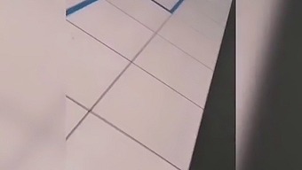 Rencontre Indésirable Avec Un Pénis Étrange Dans La Salle De Bain D'Une Épicerie