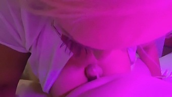 Nezbedná Sestra Dáva Pacientovi Orálne Vyšetrenie A Je Pokrytá Spermou
