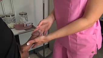 Chuyên Gia Y Tế Cho Bệnh Nhân Một Cú Bú Cu Và Blowjob Gợi Cảm