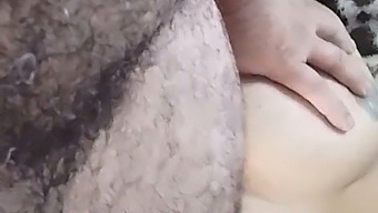 彼女と彼女の特定のパートナーは、年上の男性とセックスを楽しんでいます。