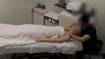Удата Лепотица Сера Стење Од Задовољства Упркос Својим Заветима.