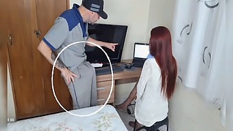 White Housewife'S Computer Repair Turns Into Steamy Encounter With Ator Zegalinha