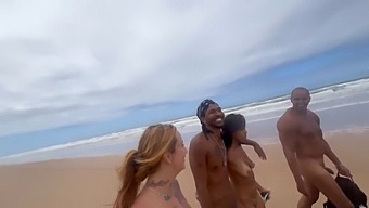 Cô Gái Trẻ Và Tuyệt Đẹp Người Latina Thích Thú Với Một Cuộc Tình Ba Nóng Bỏng Trên Bãi Biển