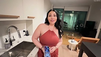 A Hot Mom'S Friend Seduced The Young Guy For Sex.